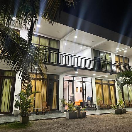 Jayaa Beach Talpe Esterno foto