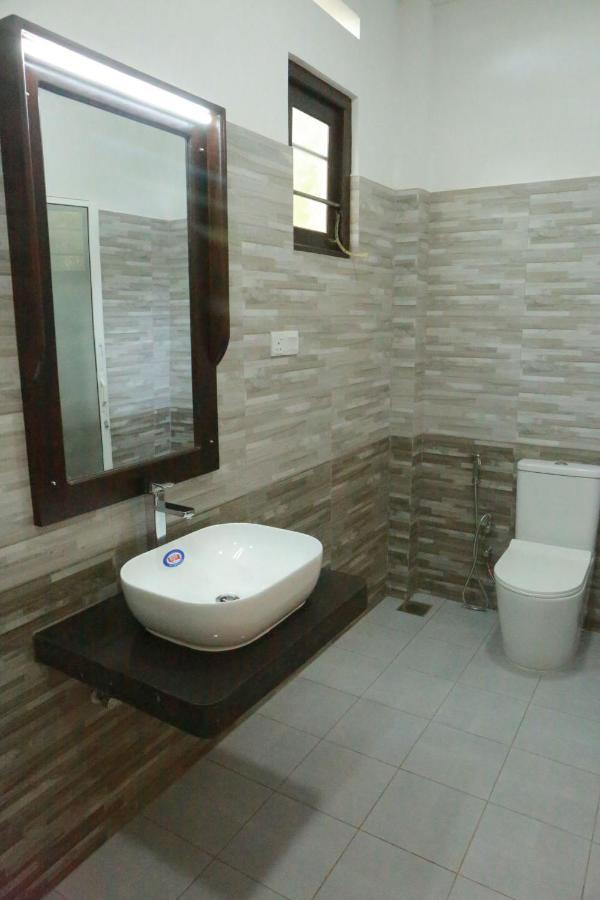 Jayaa Beach Talpe Esterno foto