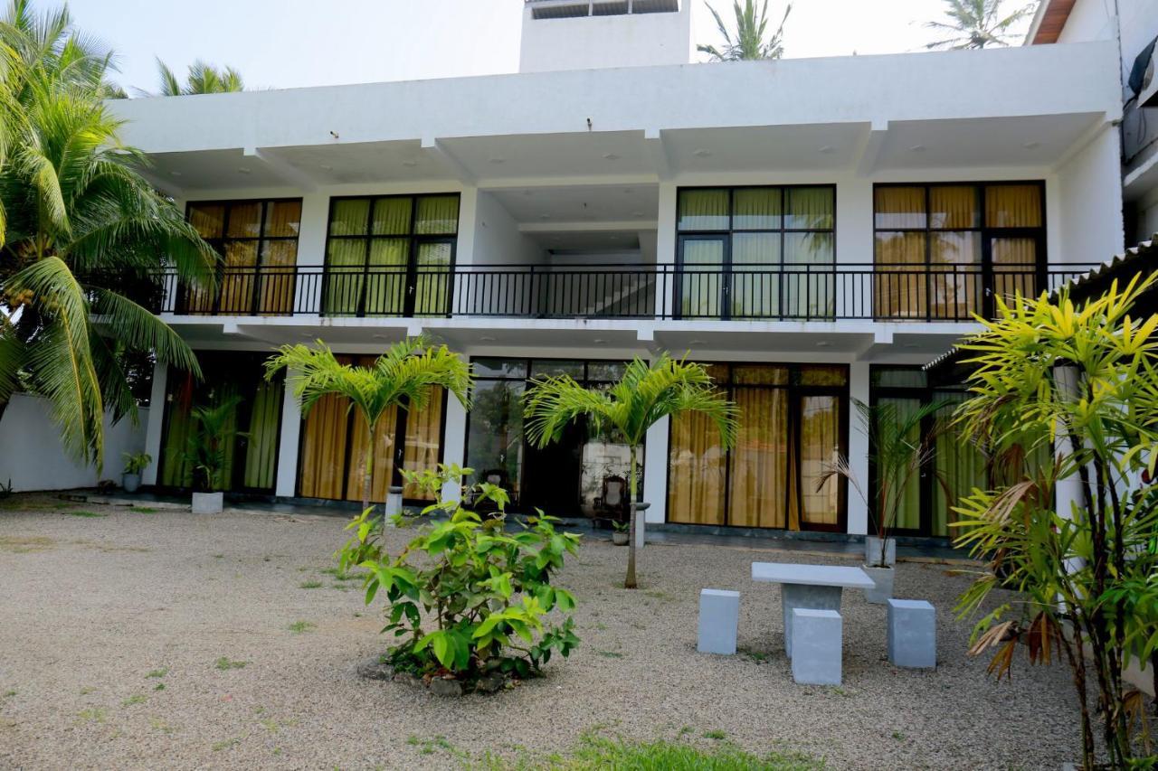 Jayaa Beach Talpe Esterno foto